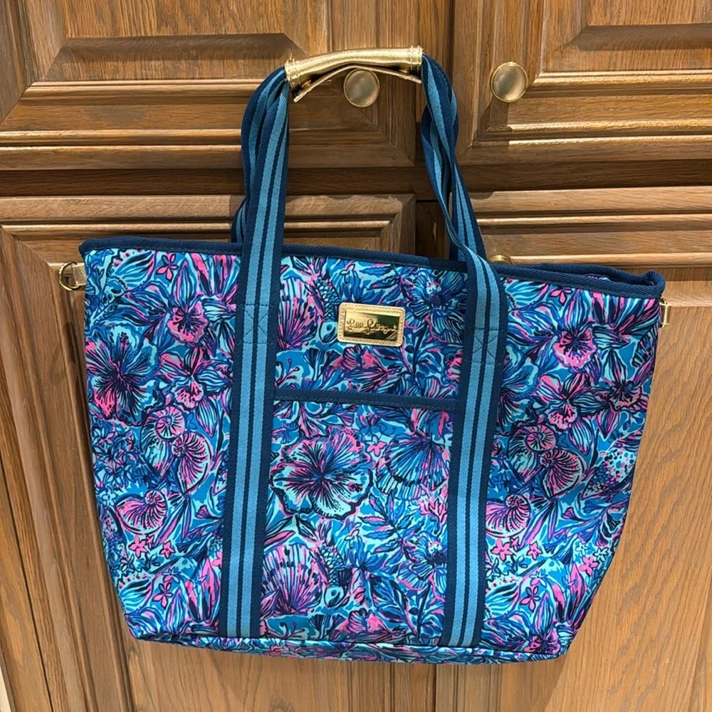 MOVING SALE: Lilly Pulitzer Blue and Pink Cooler Bag - Picture 5 of 13